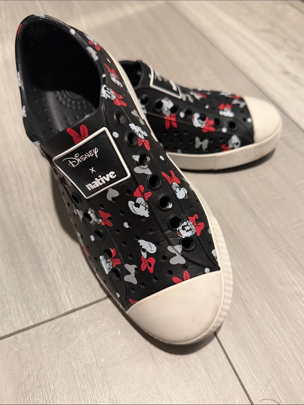 DISNEY x NATIVE Womens Black Minnie Mouse Slip-On Shoes